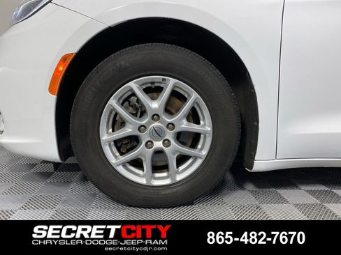 Used 2021 Chrysler Pacifica Touring-L FWD image 9