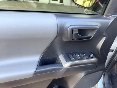 Used 2022 Toyota Tacoma SR5 w/ Technology Package image 6