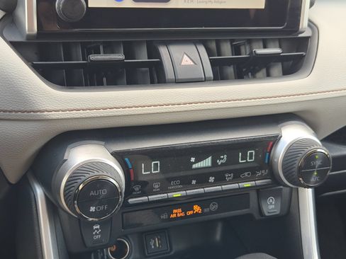 Used 2025 Toyota RAV4 XLE FWD image 19