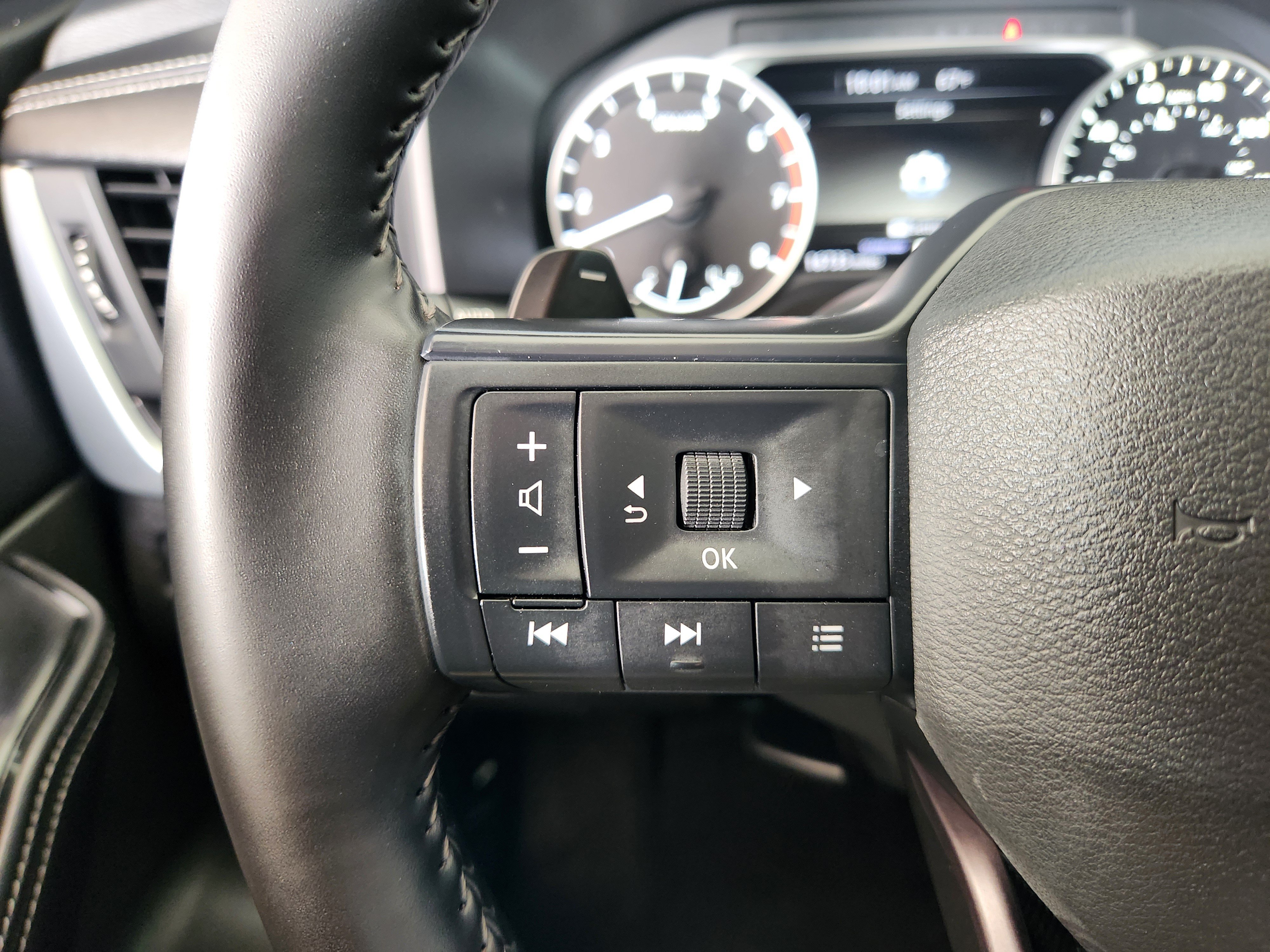 Used 2025 Nissan Rogue SV FWD image 29