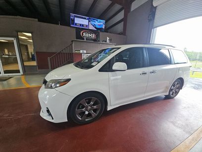Used 2018 Toyota Sienna SE