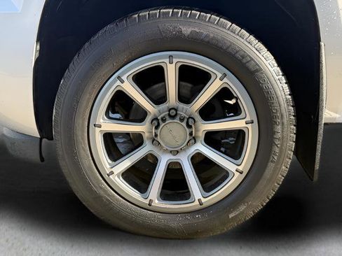 Used 2013 Chevrolet Avalanche LTZ image 9