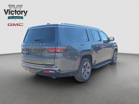 Used 2024 Jeep Wagoneer L Series II w/ Flexible Seating Group AWD/4WD image 18