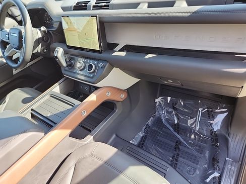 New 2024 Land Rover Defender 110 SE image 26