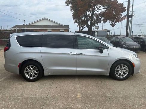 Used 2024 Chrysler Pacifica Touring-L image 4