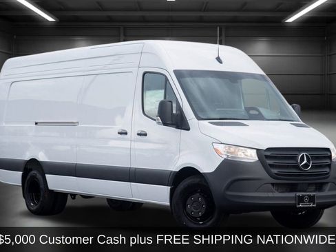 Used 2025 Mercedes-Benz Sprinter 4500 image 3
