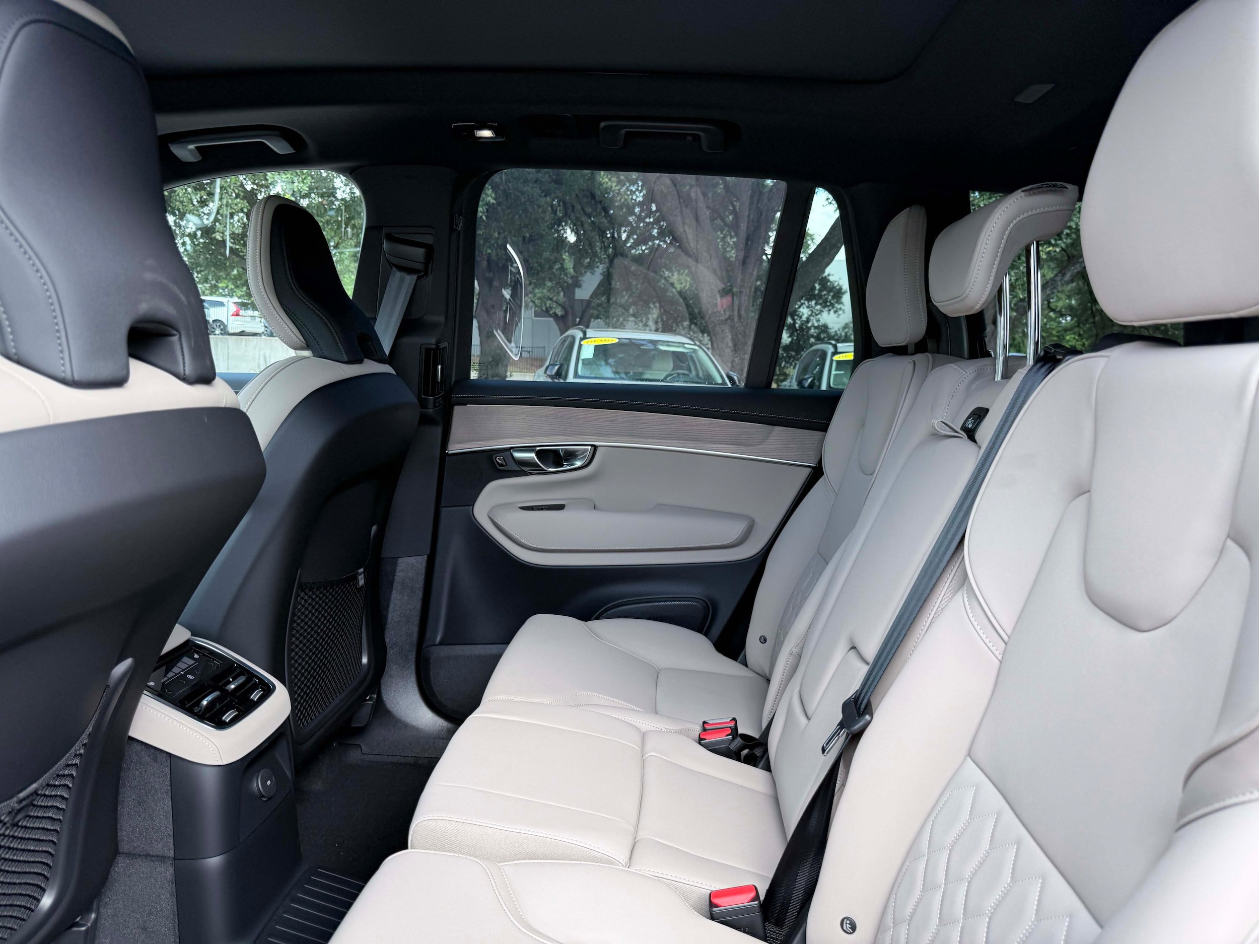 New 2026 Volvo XC90 T8 Plus w/ Protection Package Premier AWD/4WD image 15