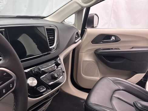 Used 2023 Chrysler Pacifica Touring-L FWD image 22