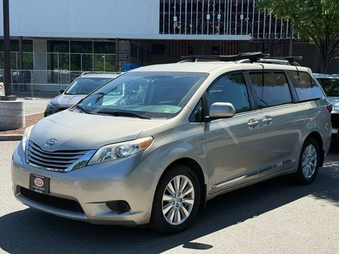 Used 2017 Toyota Sienna LE w/ Protection Package AWD/4WD image 3