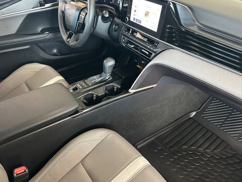 Used 2025 Toyota Camry SE image 12