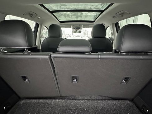 Certified 2025 Volkswagen Tiguan SE image 18