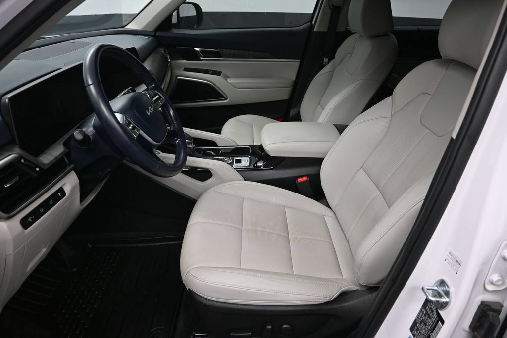 Used 2025 Kia Telluride EX w/ EX Captain's Chair Package FWD image 13