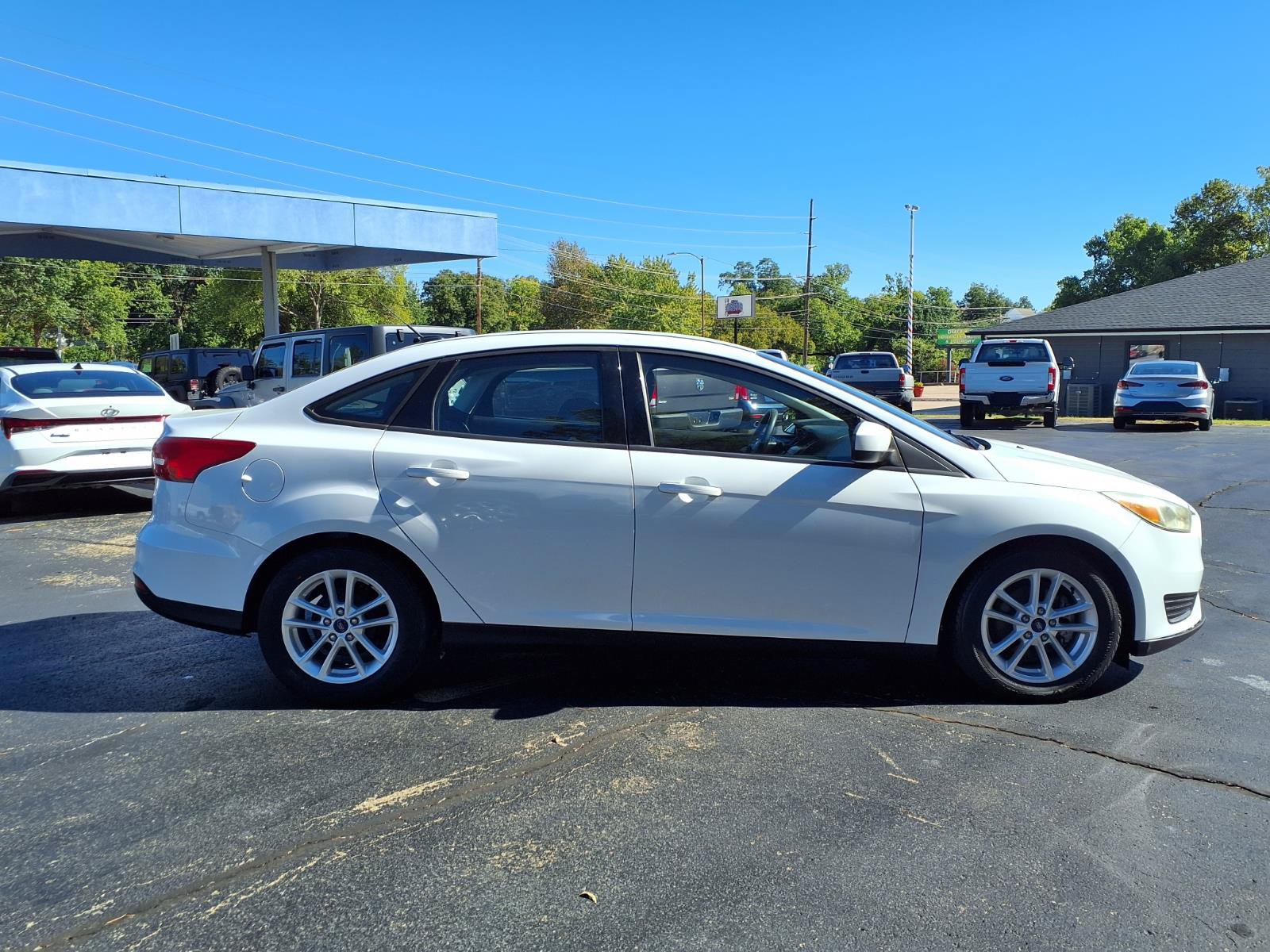 Used 2018 Ford Focus SE FWD image 2