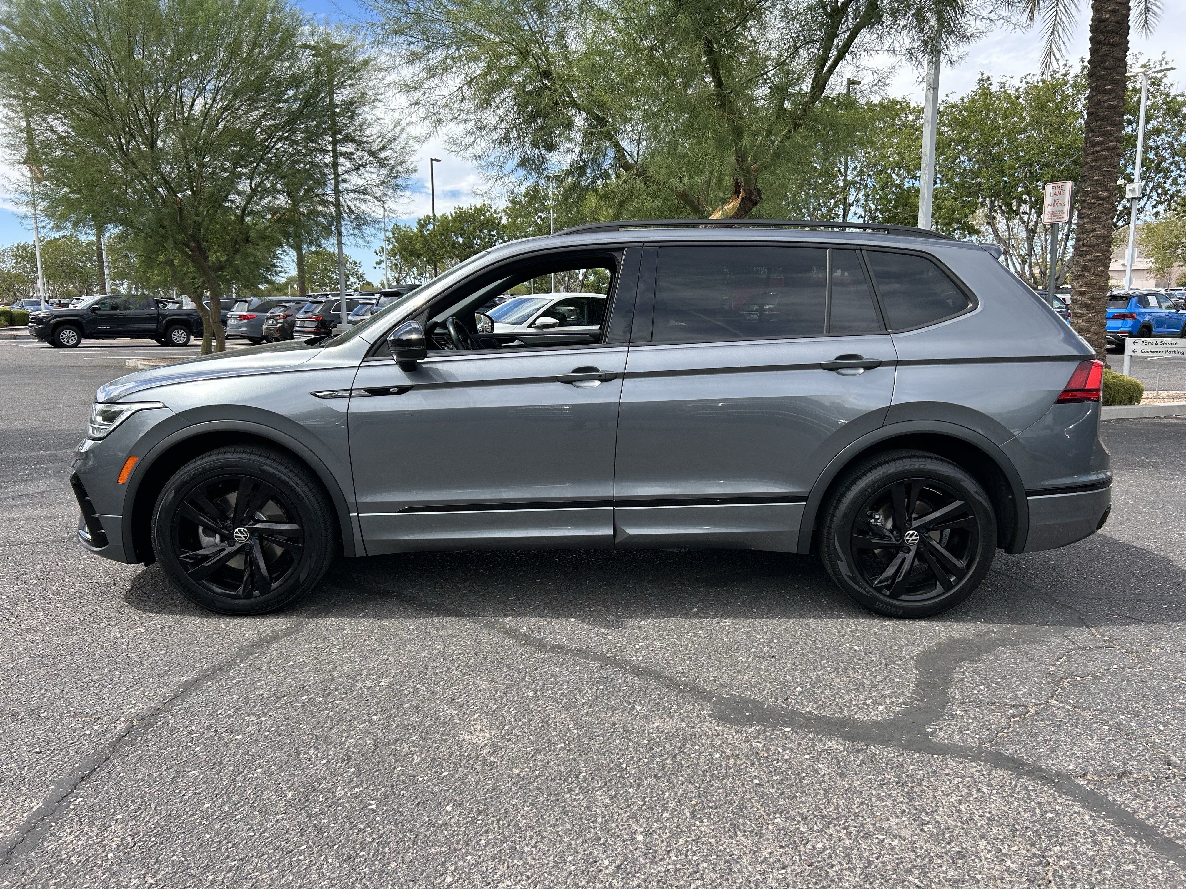 Used 2024 Volkswagen Tiguan SE R-Line FWD image 2