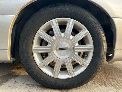 Used 2009 Lincoln Town Car Signature Limited RWD image 28
