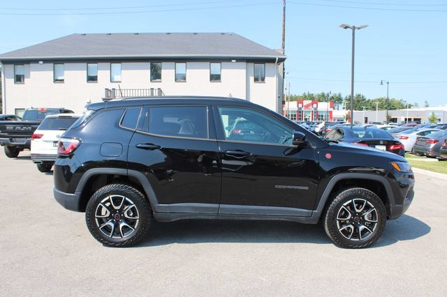 Used 2025 Jeep Compass Trailhawk AWD/4WD image 6