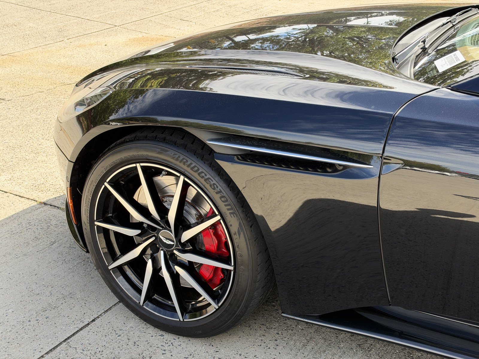 Used 2023 Aston Martin DB11 Coupe RWD image 9