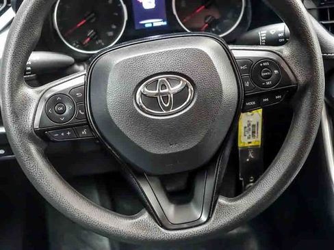 Used 2021 Toyota RAV4 LE AWD/4WD image 14