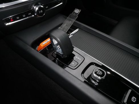 Used 2025 Volvo S60 B5 Core image 24