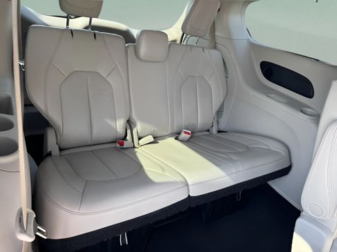 Used 2018 Chrysler Pacifica Touring-L Plus FWD image 12