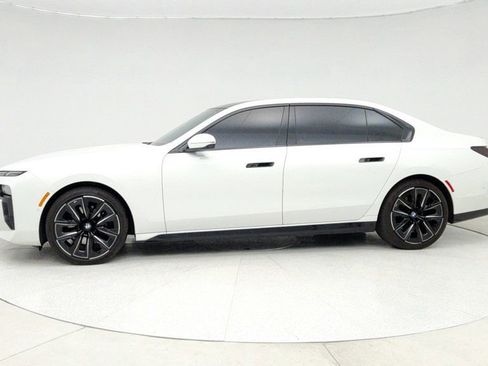 Used 2023 BMW 740i w/ Parking Assistance Package image 8