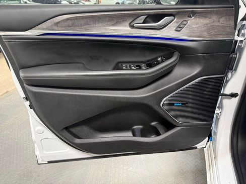 Used 2024 Jeep Grand Cherokee Overland w/ Luxury Tech Group IV image 8