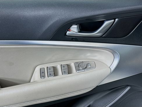 Used 2023 Genesis G70 2.0T image 15