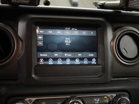 Used 2022 Jeep Gladiator Sport AWD/4WD image 18