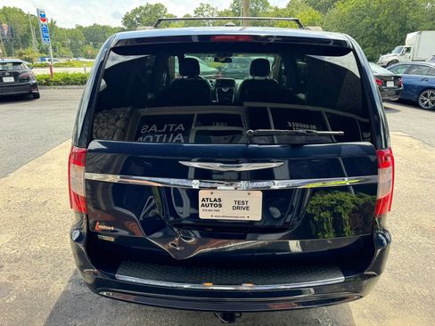 Used 2016 Chrysler Town & Country Touring FWD image 6