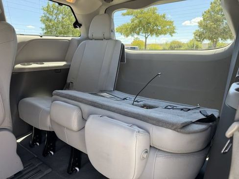 Used 2020 Toyota Sienna XLE w/ XLE Navigation Package FWD image 26