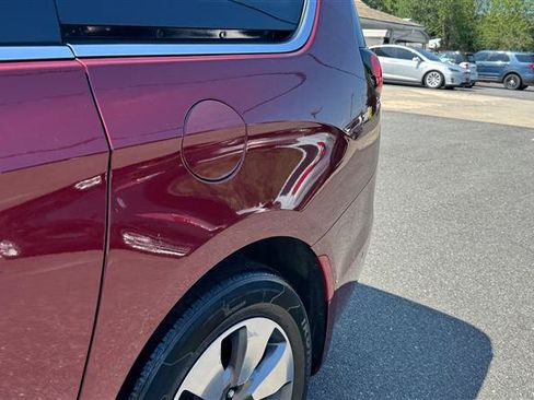Used 2018 Chrysler Pacifica Limited w/ Advanced Safetytec Group FWD image 14