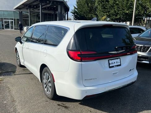 Used 2024 Chrysler Pacifica Select image 9