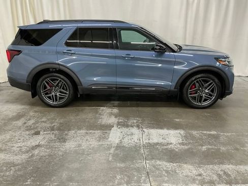 Used 2025 Ford Explorer ST AWD/4WD image 2