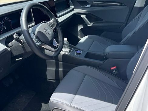Used 2026 Volkswagen Tiguan SE FWD image 3