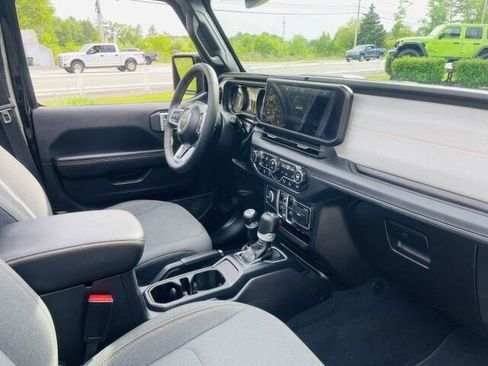 Used 2024 Jeep Wrangler Unlimited Sahara w/ Technology Group AWD/4WD image 10