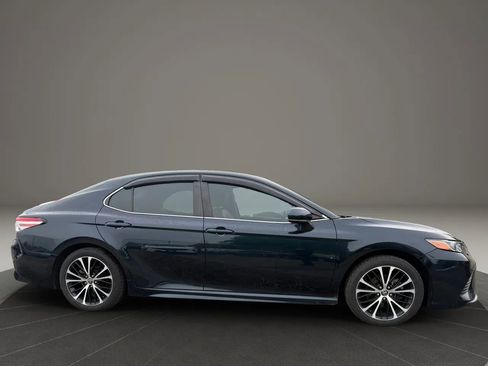 Used 2020 Toyota Camry SE FWD image 4