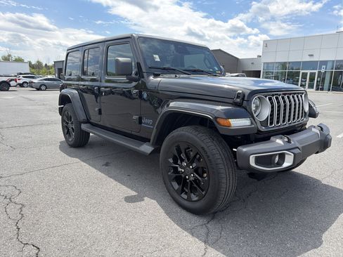 Used 2025 Jeep Wrangler Unlimited Sahara AWD/4WD image 1