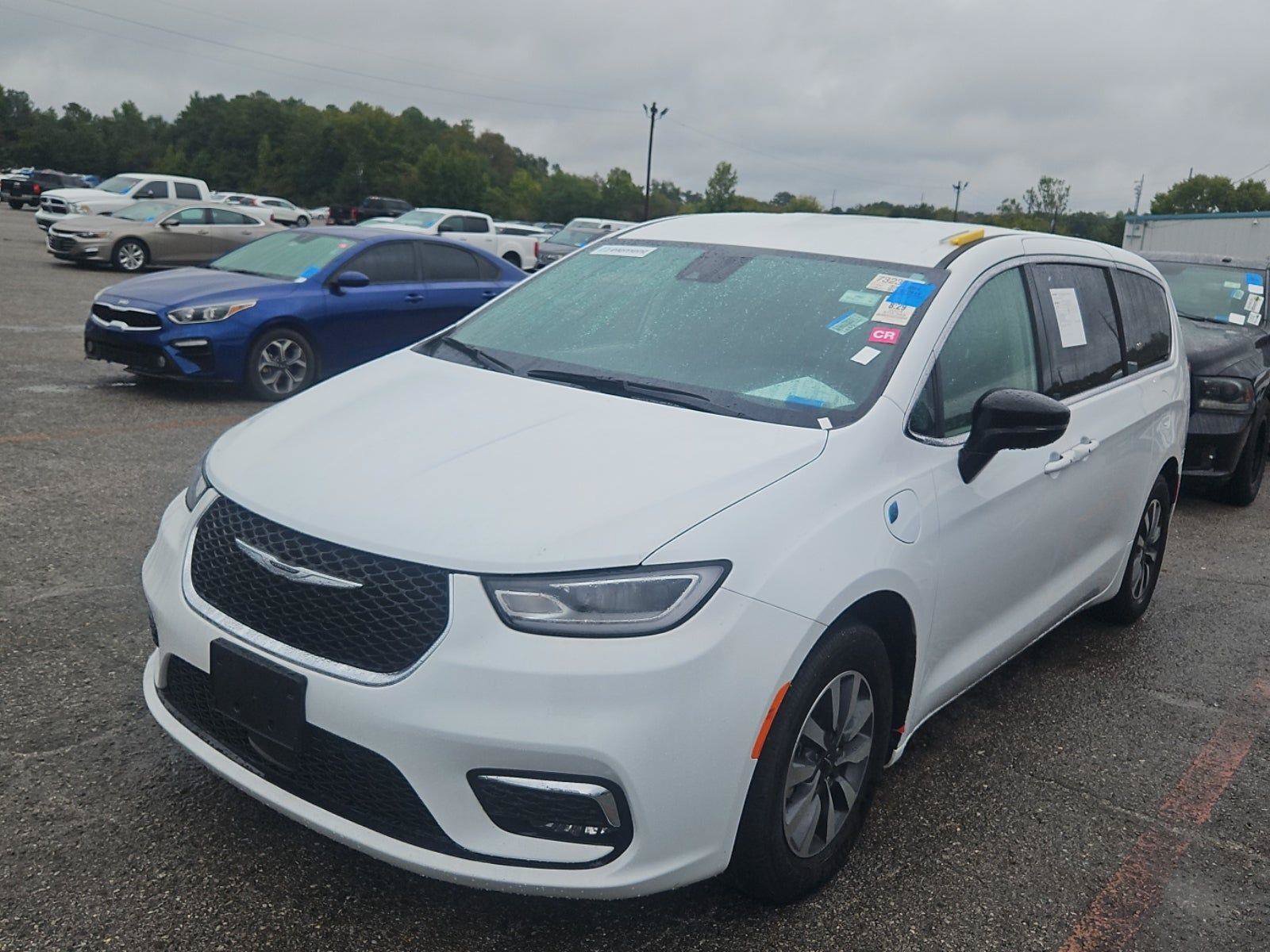 Used 2024 Chrysler Pacifica Limited FWD image 2