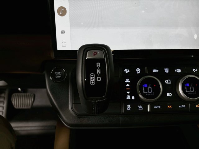 New 2026 Land Rover Defender 110 X-Dynamic SE AWD/4WD image 18