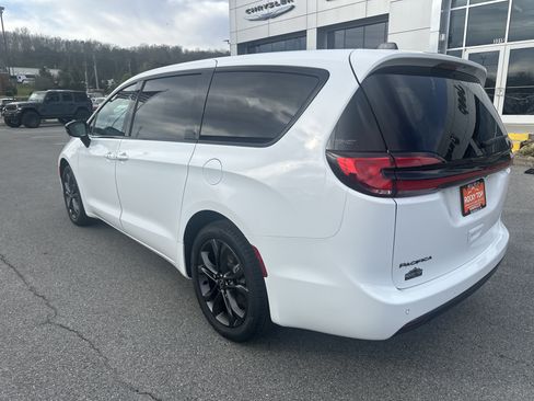 New 2026 Chrysler Pacifica Select FWD image 9