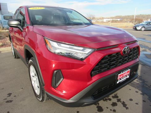 Used 2025 Toyota RAV4 LE AWD/4WD image 4