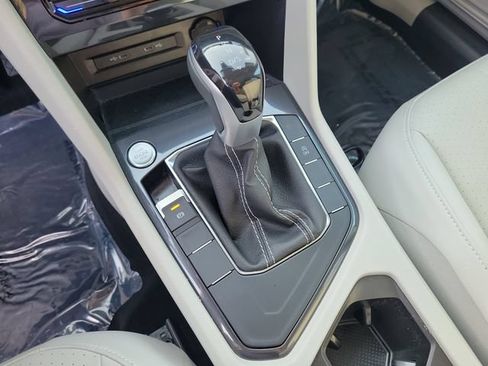 Certified 2023 Volkswagen Tiguan SE w/ Panoramic Sunroof Package FWD image 26