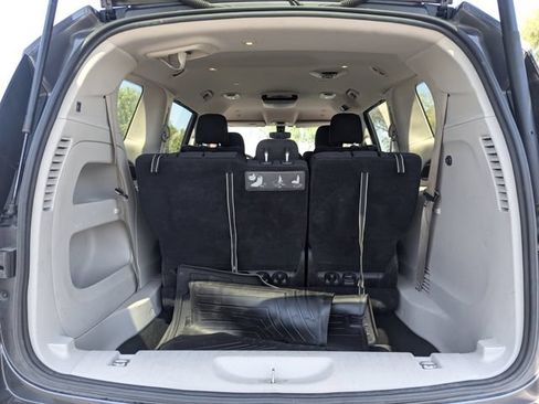 Used 2018 Chrysler Pacifica Touring Plus w/ Tire & Wheel Group FWD image 15