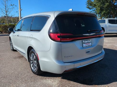 Used 2022 Chrysler Pacifica Limited FWD image 4