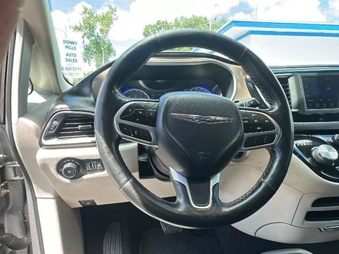 Used 2019 Chrysler Pacifica Touring-L FWD image 38