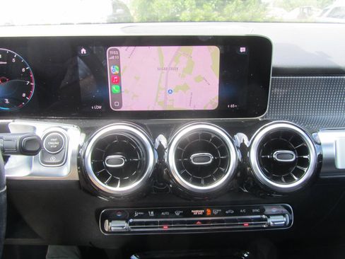 Used 2020 Mercedes-Benz GLB 250 4MATIC w/ Premium Package image 16