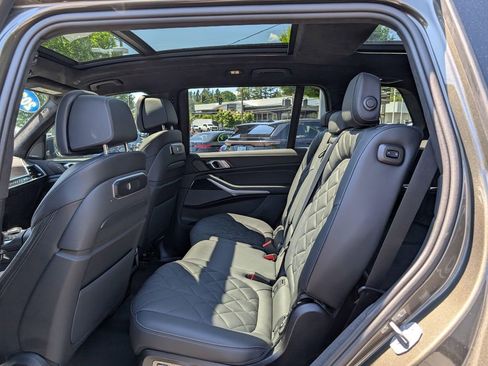 Used 2025 BMW X7 xDrive40i w/ M Sport Package AWD/4WD image 16