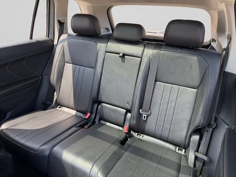 Used 2022 Volkswagen Tiguan SE w/ Panoramic Sunroof Package AWD/4WD image 13