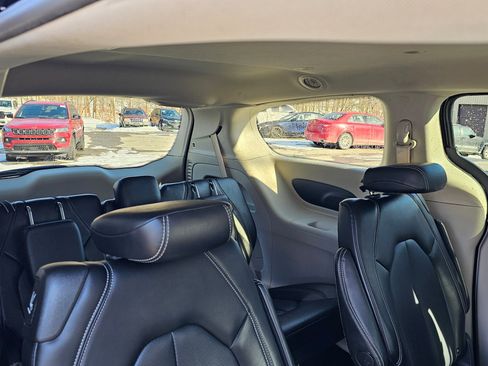 Used 2024 Chrysler Pacifica Touring-L image 12