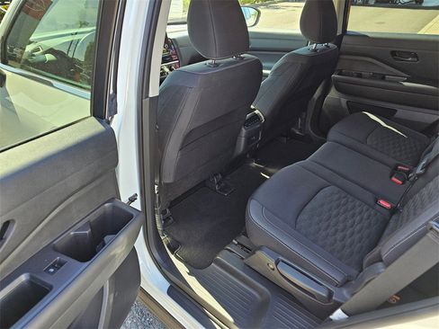 Certified 2024 Nissan Pathfinder SV image 9